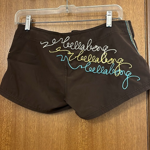 Billabong women’s boardshorts - Picture 2 of 3